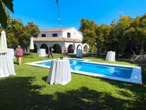 Ambiente de la celebración junto a la piscina